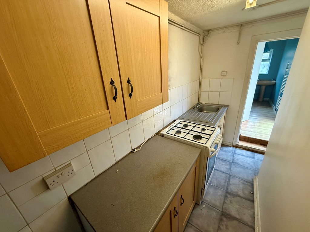 Lot: 99 - TOWN CENTRE PAIR OF FLATS - Basement - Kitchen
